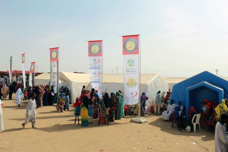 طبيبة سودانية تجري الفحوص لمريضة بالمستشفى الجديد 