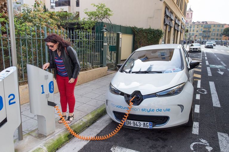 نقص واضح في محطات شحن السيارات الكهربائية في الولايات المتحدة