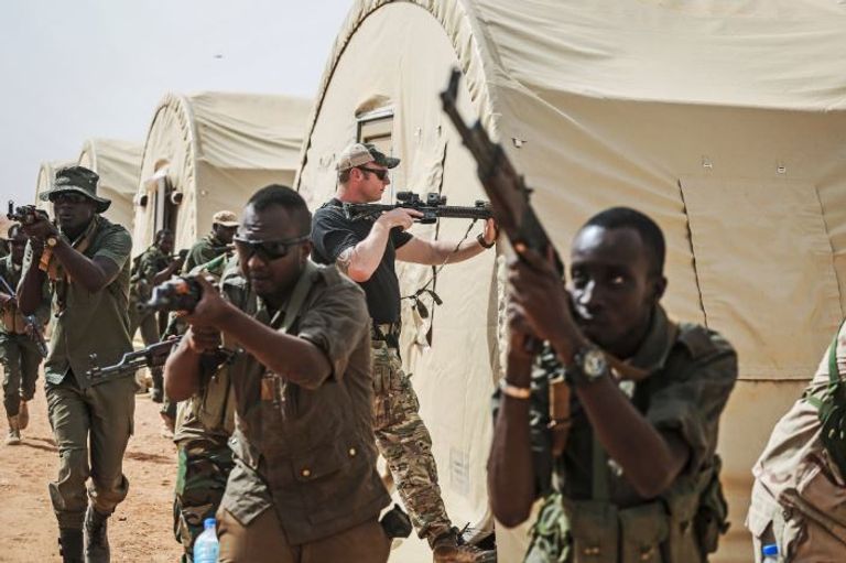 جندي من القوات الخاصة الأمريكية في تدريب مع قوات من النيجر