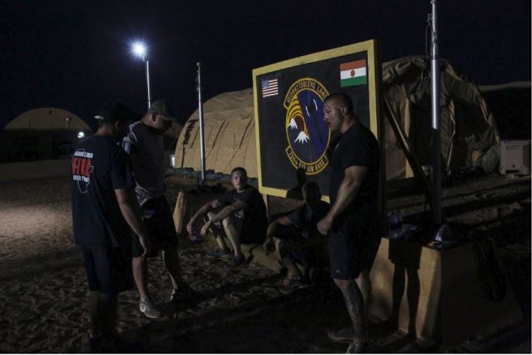 جنود من القوات الخاصة الأمريكية ينالون قسطاً من الراحة بعد يوم شاق بالقاعدة الأمريكية