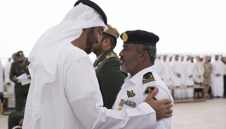 الشيخ محمد بن زايد آل نهيان يقلد أبطال القوات المسلحة بأوسمة الشجاعة
