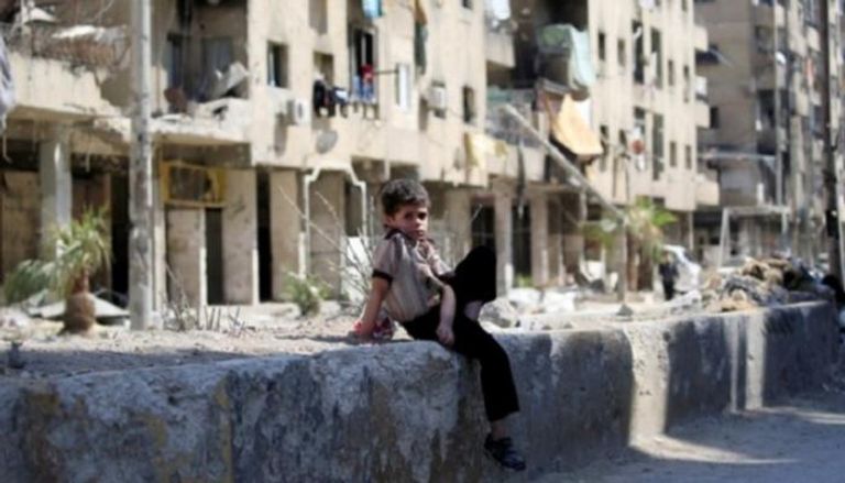 طفل سوري وسط آثار الدمار في مدينة دوما قرب دمشق
