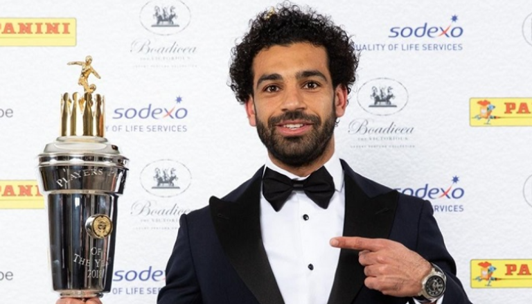 محمد صلاح مع جائزة أفضل لاعب في الدوري الإنجليزي