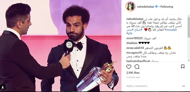 محمد صلاح مع جائزة أفضل لاعب في الدوري الإنجليزي
