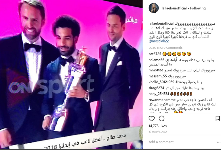 محمد صلاح مع جائزة أفضل لاعب في الدوري الإنجليزي