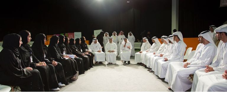 الهاملي خلال لقائه بمجموعة من المشاركين في المنتدى ناصر الهاملي وجميلة المهيري يشاركان الطلبة في فعاليات المنتدى