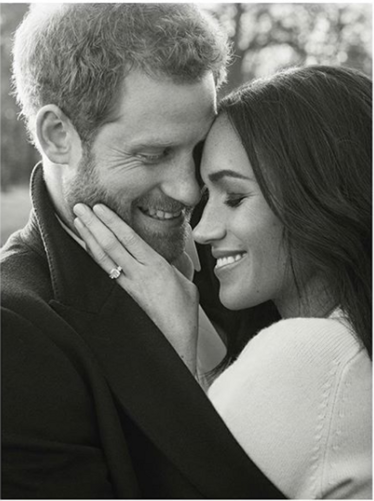 دمى على شكل الأمير البريطاني هاري وعروسه قبل زفافهما