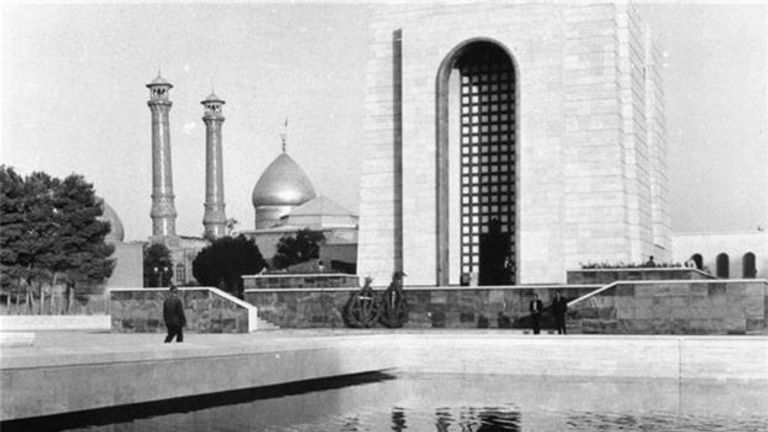 ضريح رضا بهلوي قبل تخريبه على أيدى رجال الدين المتشددين رضا بهلوي قلص سيطرة رجال الدين خلال عهده