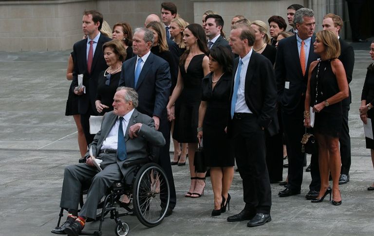 صورة أرشيفية للرئيس الأسبق جورج بوش الأب - رويترز