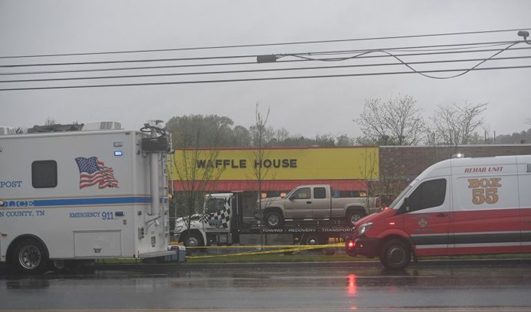 سيارات الإسعاف فى موقع الحادث الشرطة خلال عملية البحث عن المتهم - رويترز