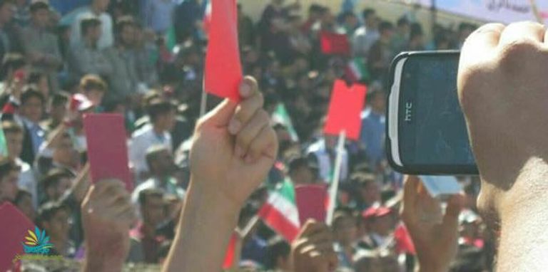 الإيرانيون يشهرون بطاقات حمراء بوجه روحاني أثناء كلمته بتبريز اعتراضات في تبريز على كلمة روحاني