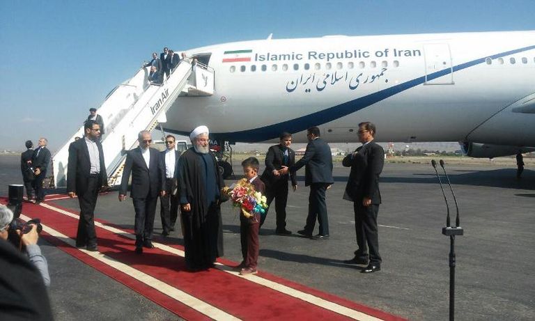 مراسم وصول روحاني إلى محافظة أذربيجان الشرقية اعتراضات في تبريز على كلمة روحاني