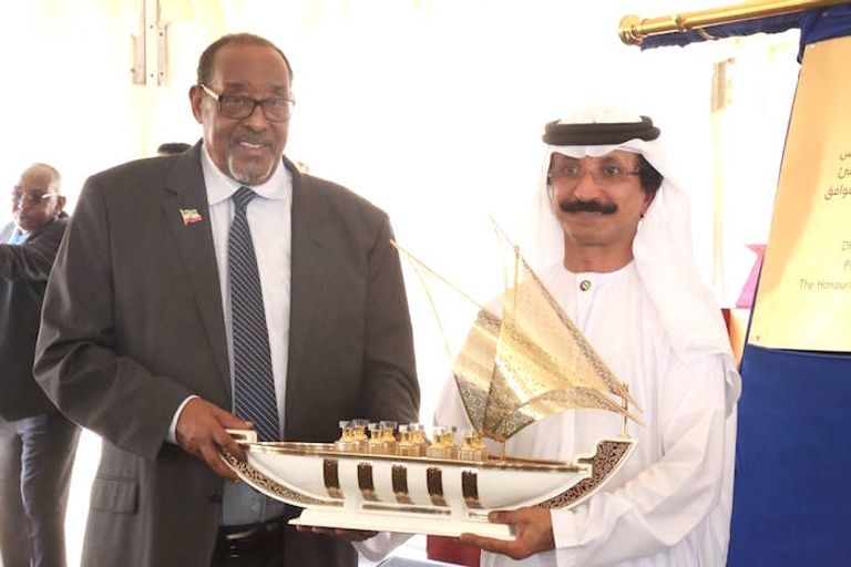 الرئيس الصومالي السابق وسلطان بن سليم الرئيس التنفيذي لشركة موانئ دبي العالمية منذ 2016، ورئيس مجلس إدارة الشركة قطر تستغل أفريقيا في معاداة جيرانها
