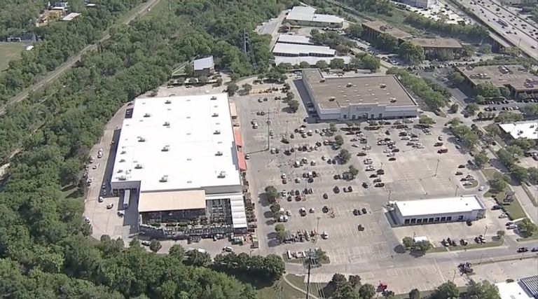 متجر (هوم ديبوت) بولاية تكساس من موقع الحادث بولاية تكساس الأمريكية