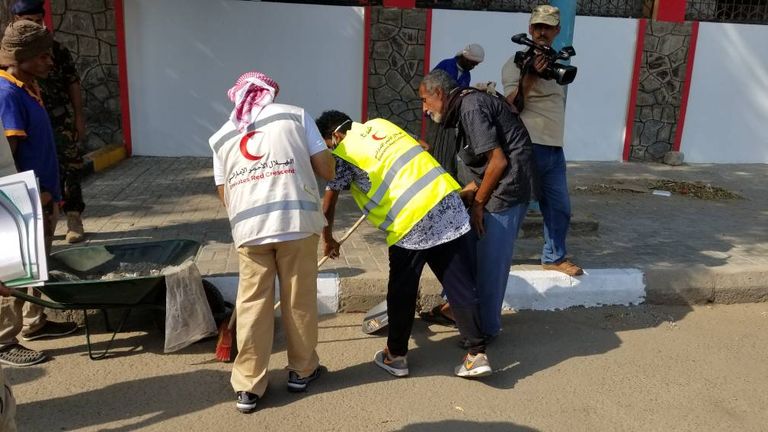 الهلال الأحمر الإماراتي يدشن حملة نظافة في عدن