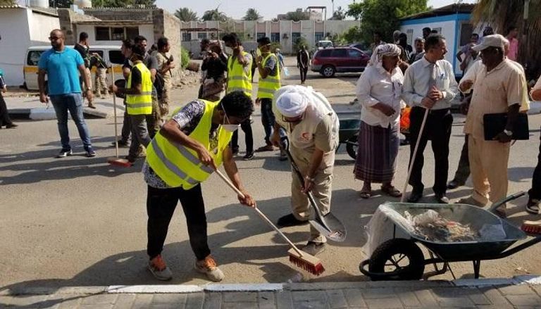 الهلال الأحمر الإماراتي يدشن حملة نظافة في عدن 