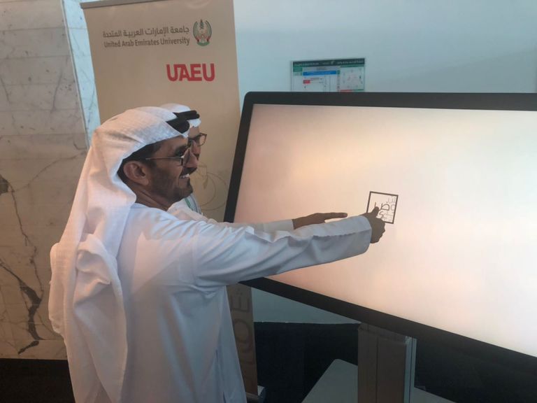 حسين الحمادي والدكتور علي النعيمي في مؤتمر إطلاق الأكاديمية