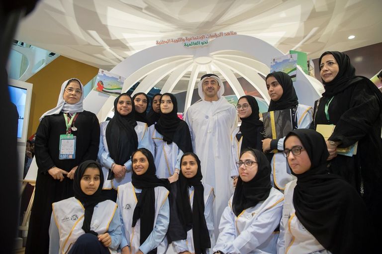 الشيخ عبدالله بن زايد في جولة بمعرض أبوظبي للكتاب