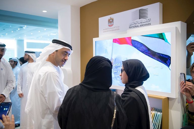 الشيخ عبدالله بن زايد في جولة بمعرض أبوظبي للكتاب