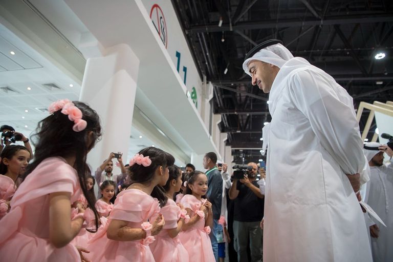الشيخ عبدالله بن زايد في جولة بمعرض أبوظبي للكتاب