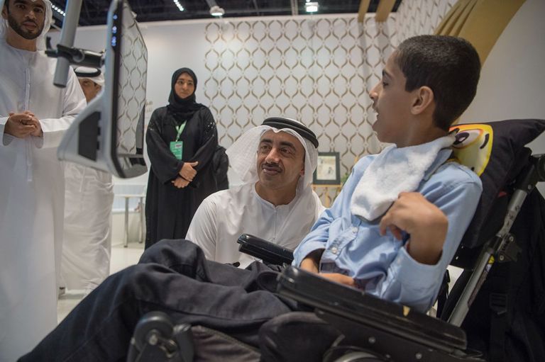 الشيخ عبدالله بن زايد في جولة بمعرض أبوظبي للكتاب
