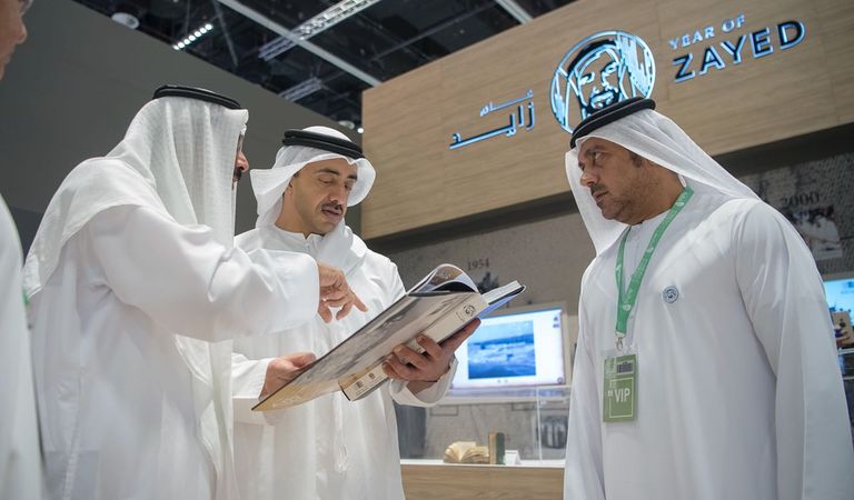 الشيخ عبدالله بن زايد في جولة بمعرض أبوظبي للكتاب