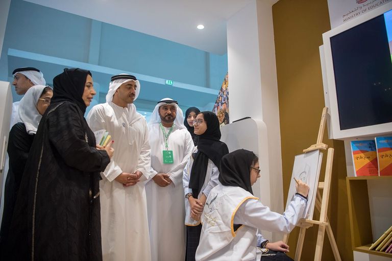 الشيخ عبدالله بن زايد في جولة بمعرض أبوظبي للكتاب