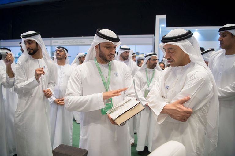 الشيخ عبدالله بن زايد في جولة بمعرض أبوظبي للكتاب