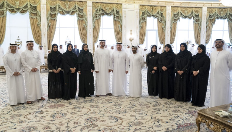  الشيخ محمد بن زايد يستقبل مهندسي مشروع تطوير المنشآت التعليمية