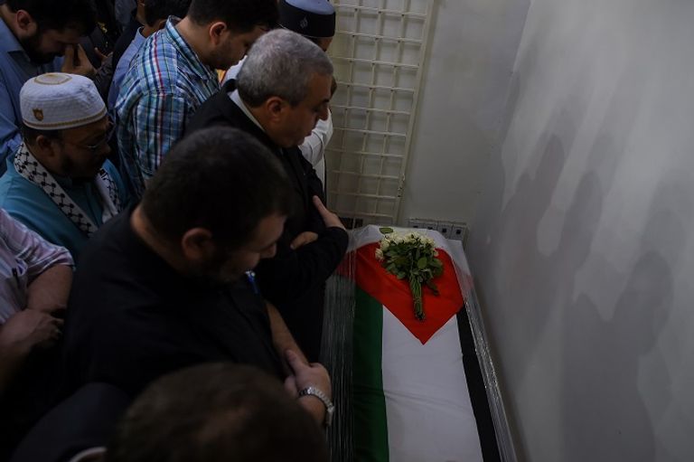 المشيعون يؤدون صلاة الجنازة على جثمان البطش- أ.ف.ب