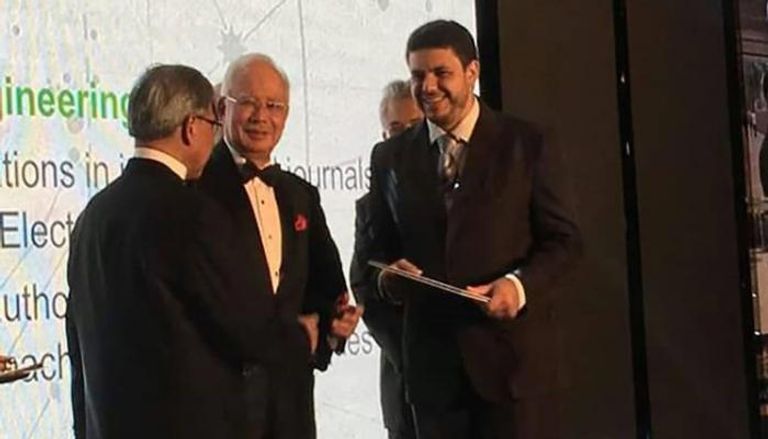 البطش خلال تسلمه جائزة ماليزية