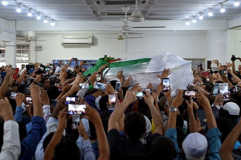 المشيعون هتفوا بـ"الله أكبر" خلال تشييع جنازة البطش- أ.ف.ب