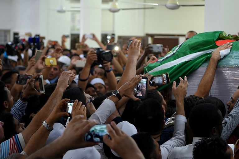 المشيعون اتهموا إسرائيل باغتيال البطش- أ.ف.ب