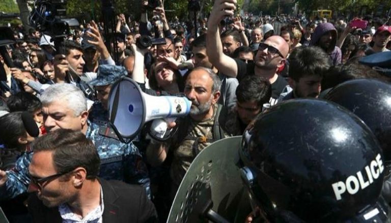 زعيم المعارضة في أرمينيا يمسك مكبر الصوت خلال المظاهرات