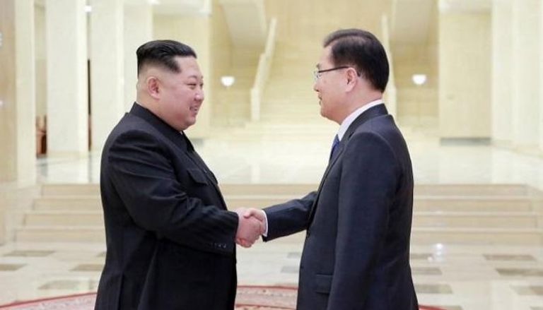 رئيس كوريا الشمالية لدى استقباله مسؤول وفد سول