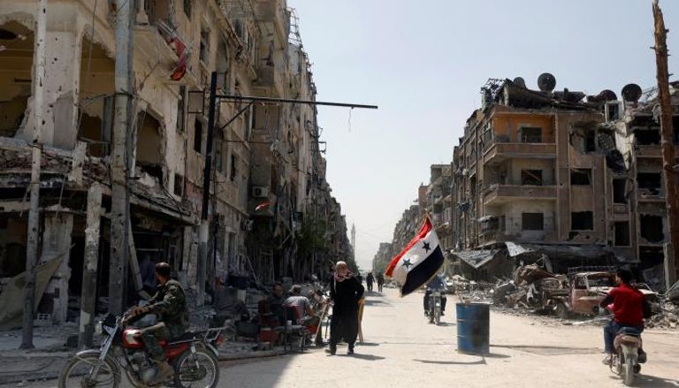 أحد الأحياء المهدمة في دوما قرب دمشق - رويترز