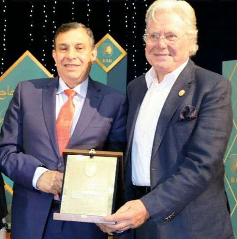 حسين فهمي خلال تكريمه في بيروت