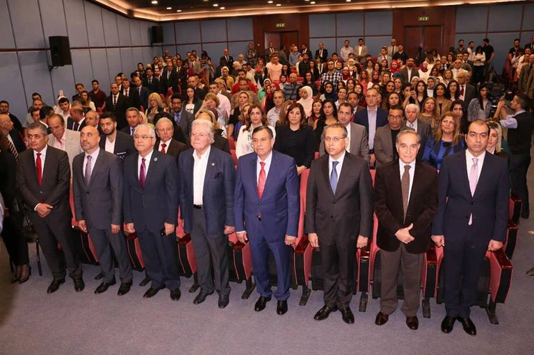 حسين فهمي خلال تكريمه في بيروت