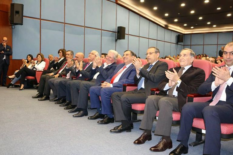 حسين فهمي خلال تكريمه في بيروت