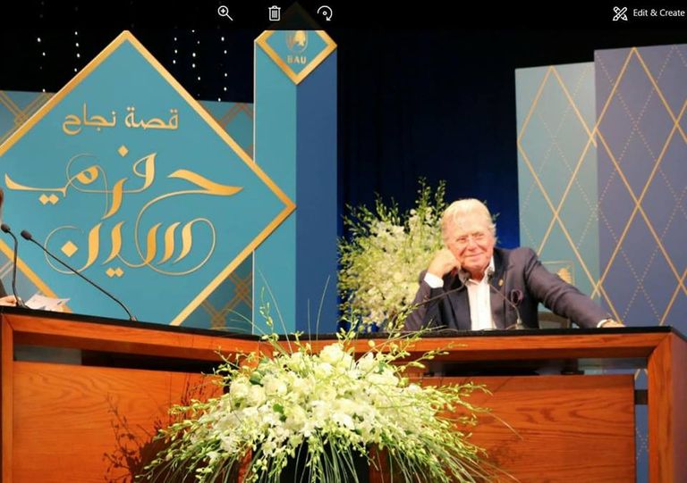 حسين فهمي خلال تكريمه في بيروت