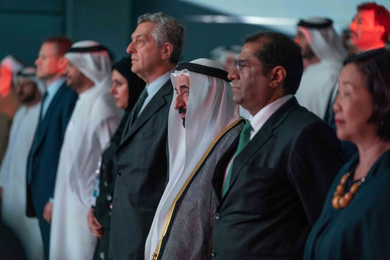 حاكم الشارقة يسلم الجائزة لممثلي مؤسسة "الكرامة للأطفال" الماليزية