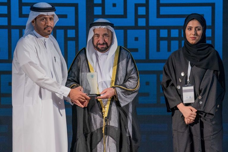 حاكم الشارقة يسلم الجائزة لممثلي مؤسسة "الكرامة للأطفال" الماليزية