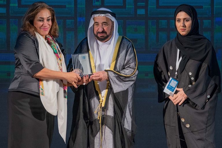 حاكم الشارقة يسلم الجائزة لممثلي مؤسسة "الكرامة للأطفال" الماليزية