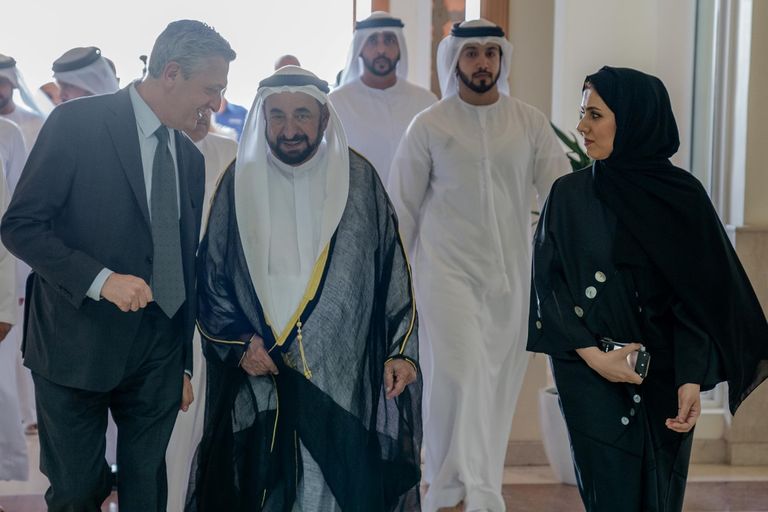 حاكم الشارقة يسلم الجائزة لممثلي مؤسسة "الكرامة للأطفال" الماليزية