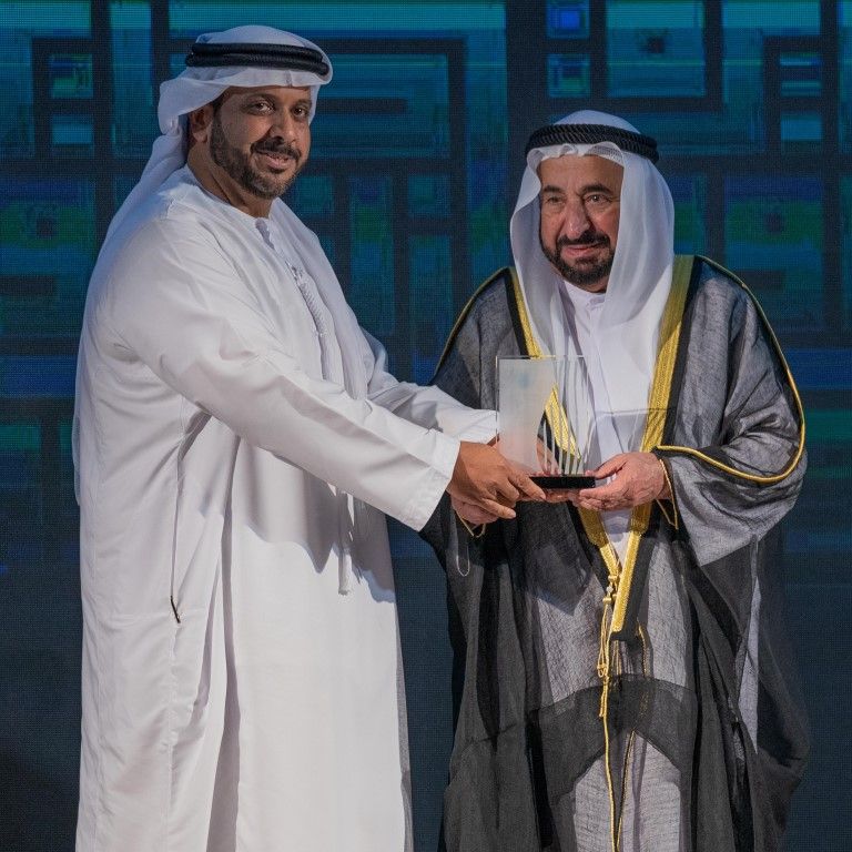 حاكم الشارقة يسلم الجائزة لممثلي مؤسسة "الكرامة للأطفال" الماليزية