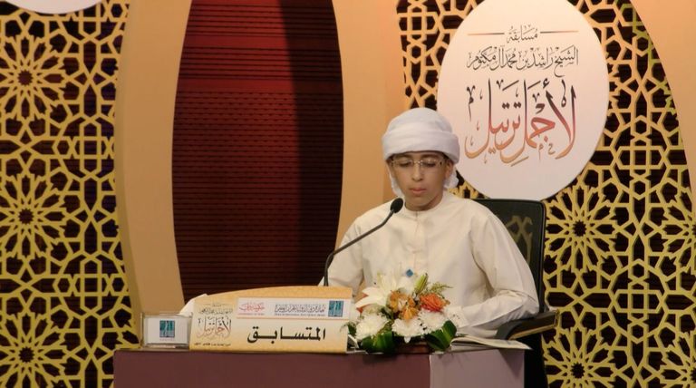 أحد المشاركين في مسابقة الشيخ راشد بن محمد لأجمل ترتيل مسابقة الشيخ راشد بن محمد لأجمل ترتيل