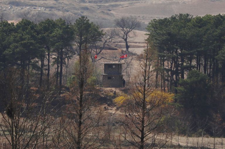 برج مراقبة كوري شمالي على الشريط الحدودي بين الكوريتين