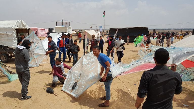 مظاهرات اليوم مسعفون يحملون مصابا خلال مسيرات اليوم