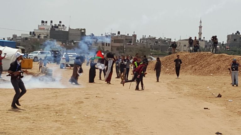 مظاهرات اليوم مسعفون يحملون مصابا خلال مسيرات اليوم