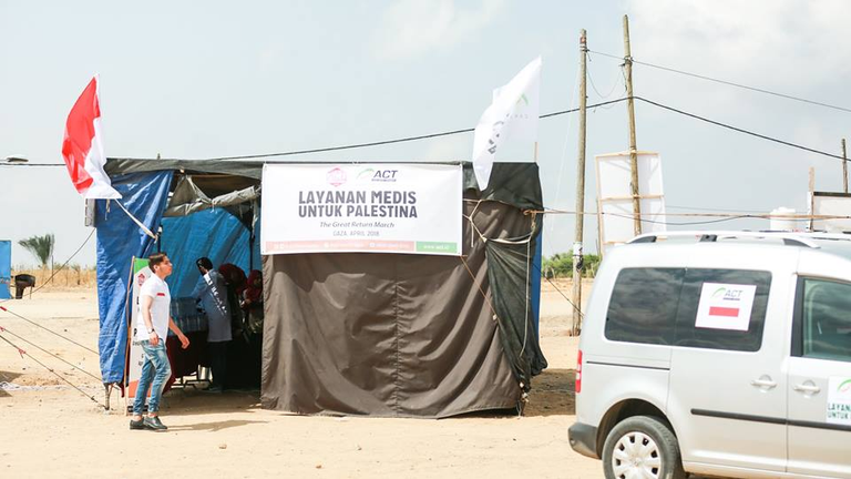 جانب من الاستعدادات مسعفون يحملون مصابا خلال مسيرات اليوم